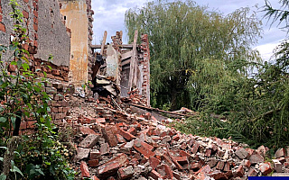 Zabytkowy dworek w Małdytach zniszczony. Sprawcy kradli cegły i łatali nimi dziury w drodze